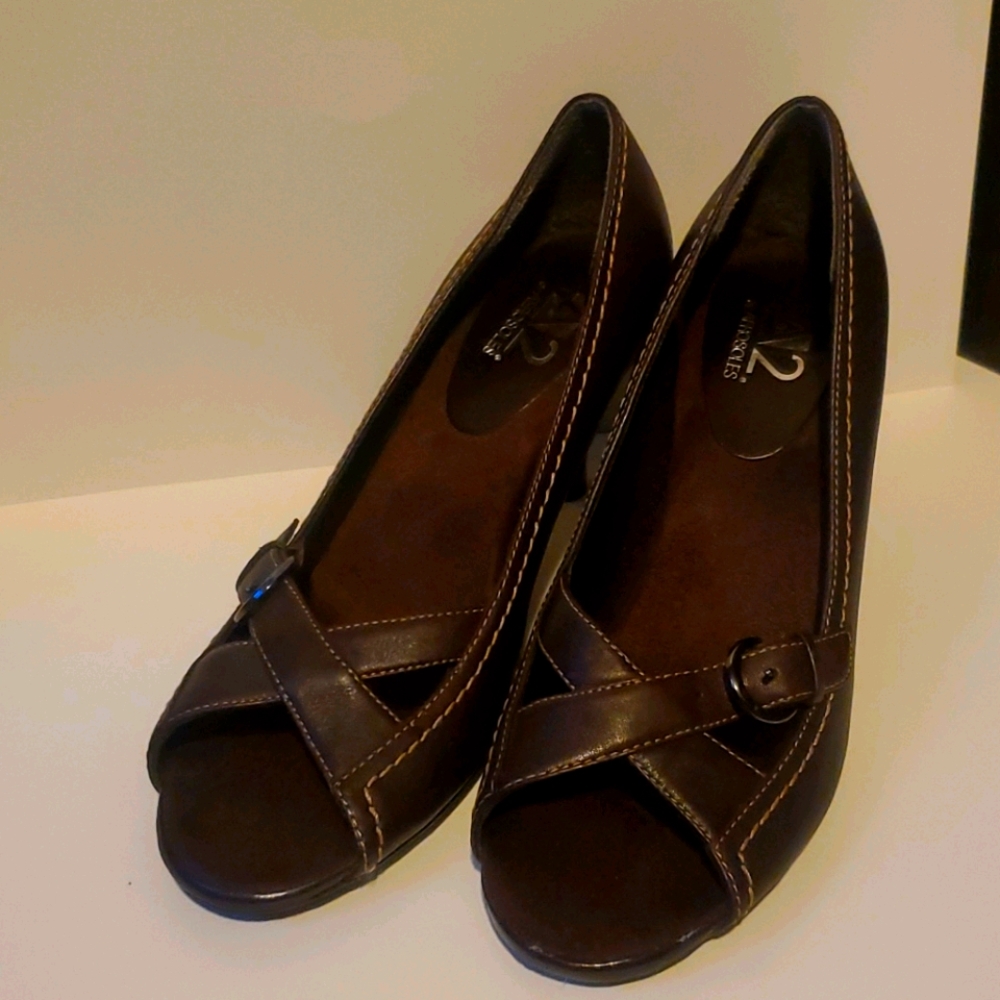 Like New - brown open toe pump